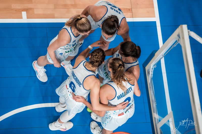 Basketteuses pro en pleine action avant récupération.