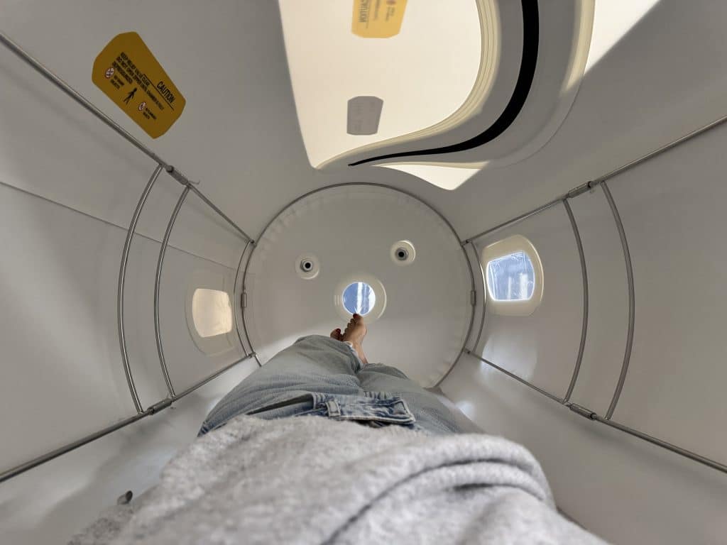 Vue intérieure d’un caisson hyperbare, confortable et spaciaux .