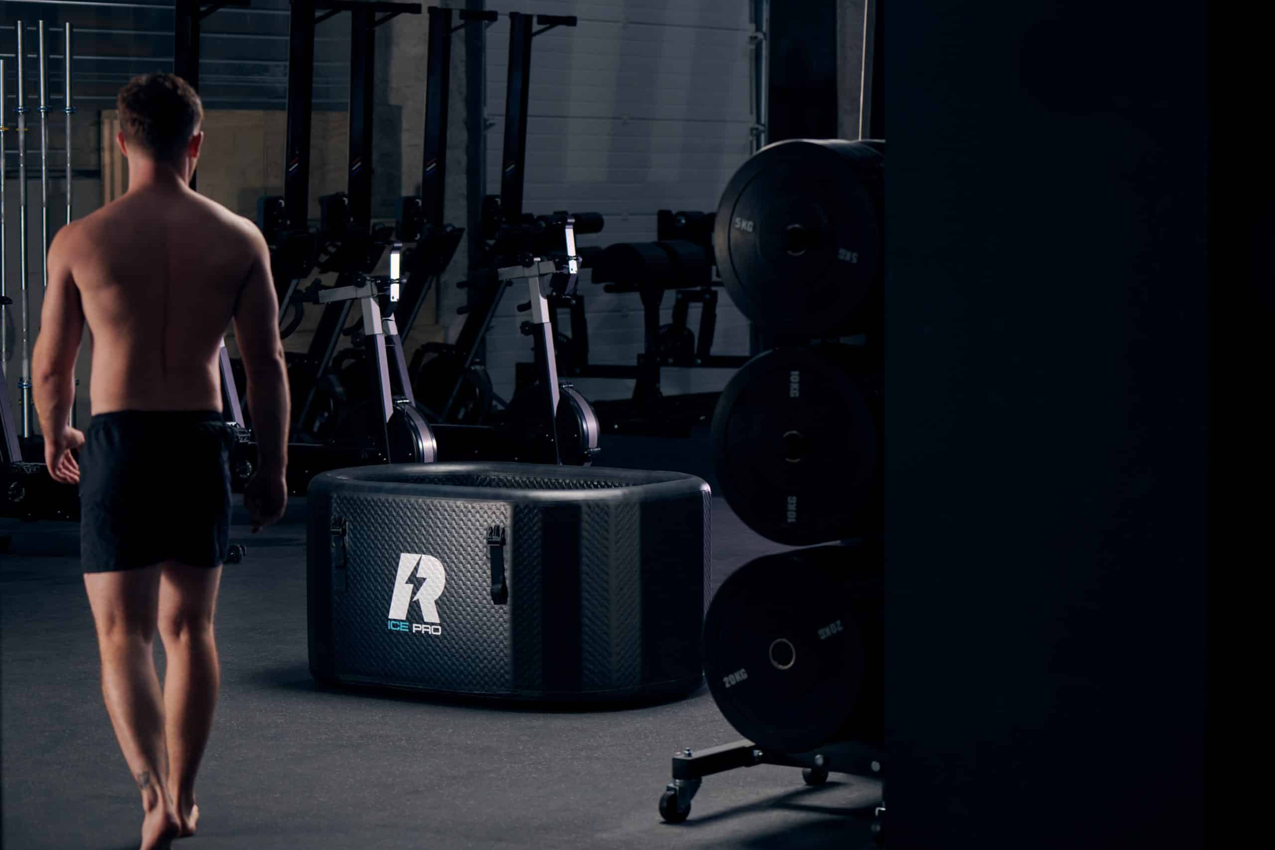 Espace fitness avec bain froid professionnel.