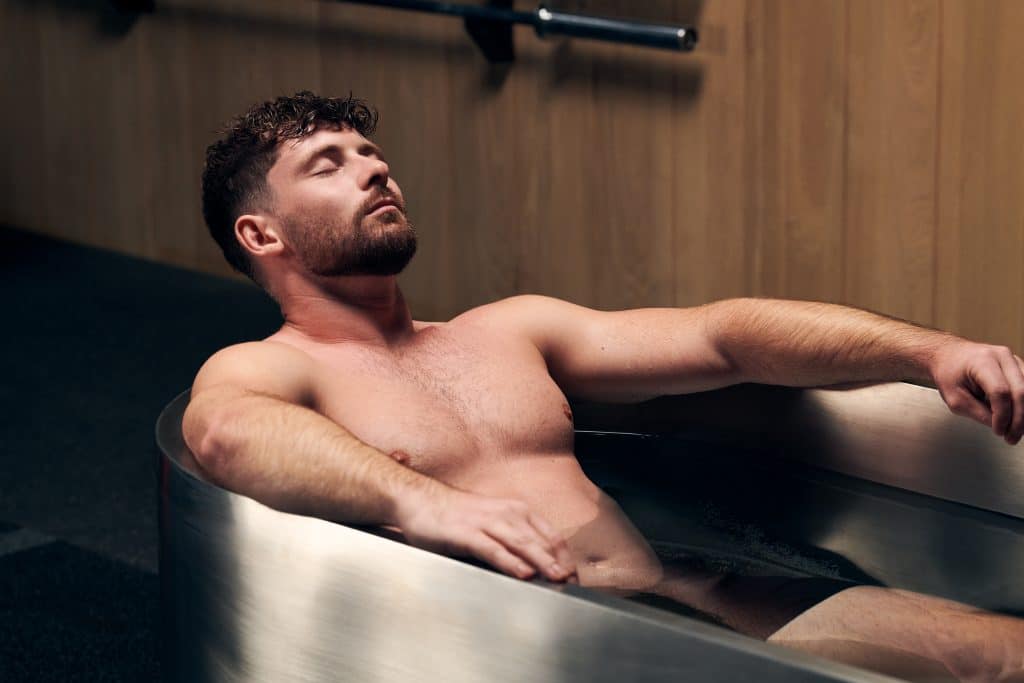 récuperation sportive avec bain froid pour réduire l’inflammation.